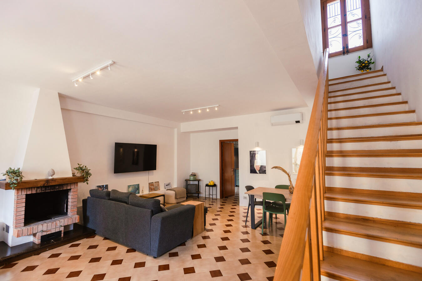 Soggiorno Cosy living room with flatscreen 65" TV