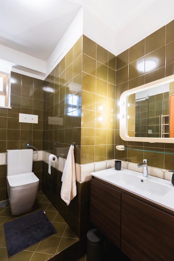 Traditional modern bathroom